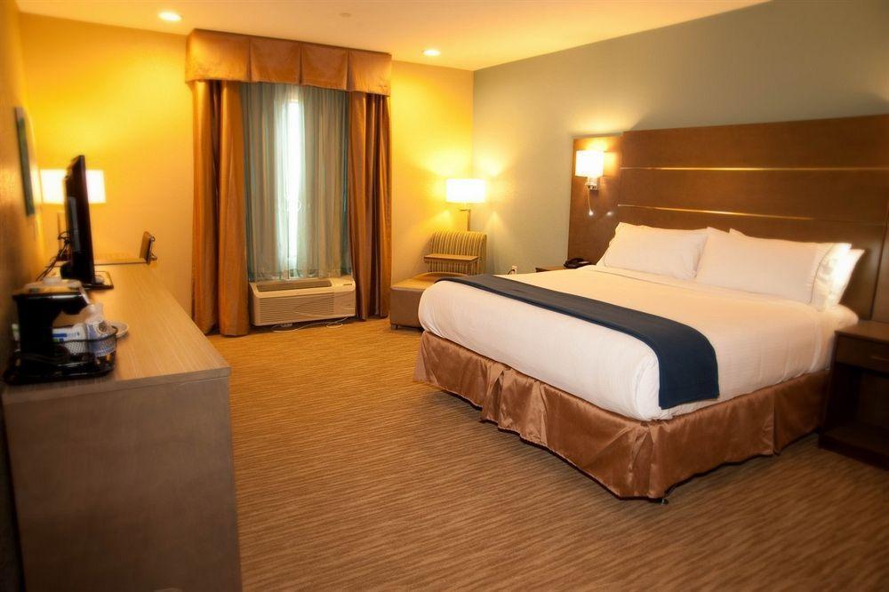 Holiday Inn Express And Suites Schulenburg By Ihg Exterior photo