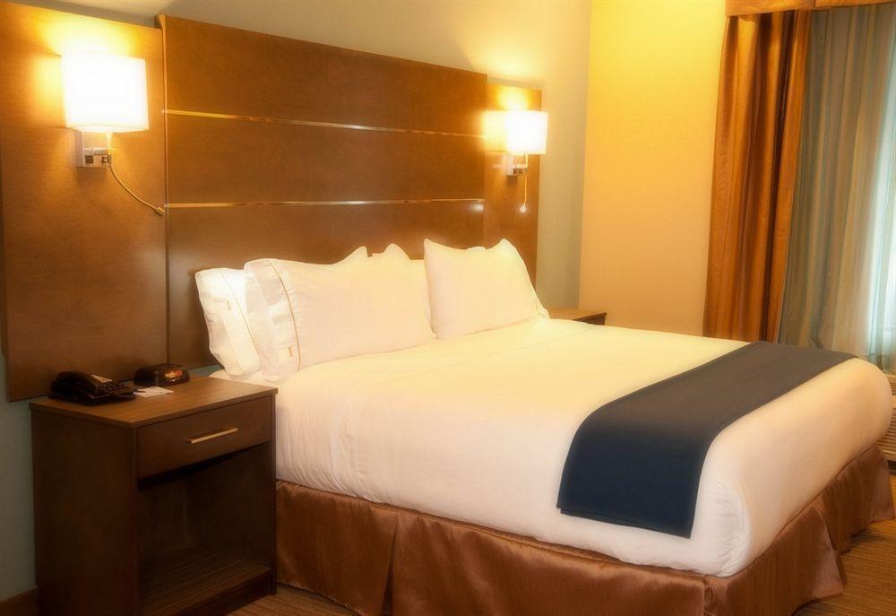 Holiday Inn Express And Suites Schulenburg By Ihg Exterior photo